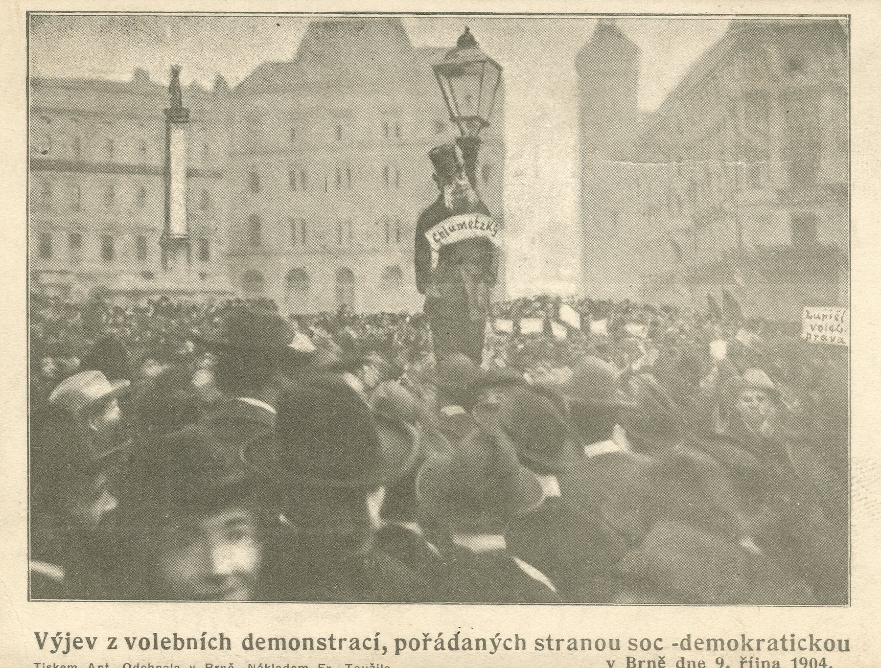 Plynová lampa na dnešním náměstí Svobody sehrála klíčovou roli na protivládní demonstraci v říjnu 1904, kdy na ni byla symbolicky zavěšena figurína barona Chlumeckého.