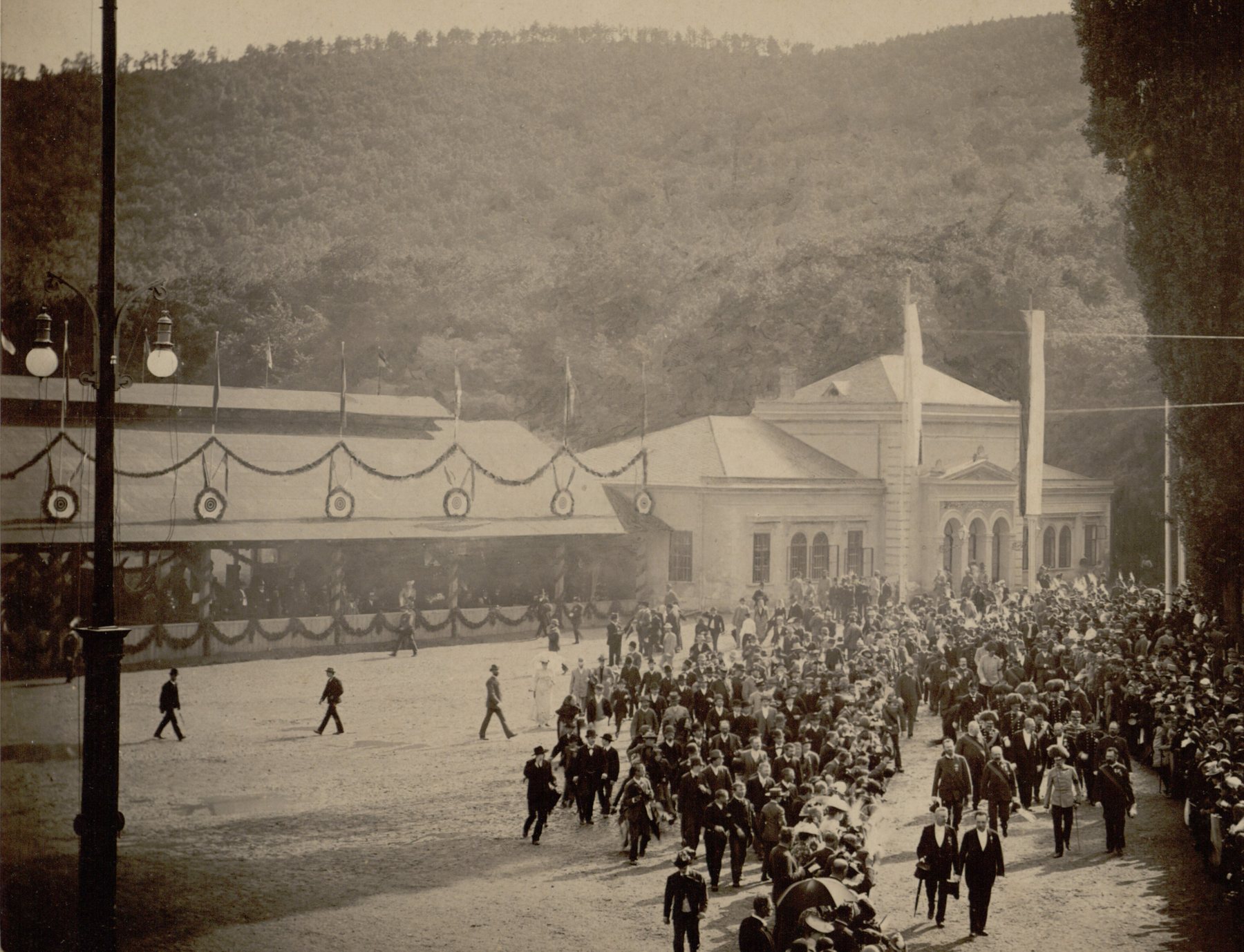 Obloukové elektrické lampy osvětlovaly areál střelnice v Pisárkách už v roce 1892.