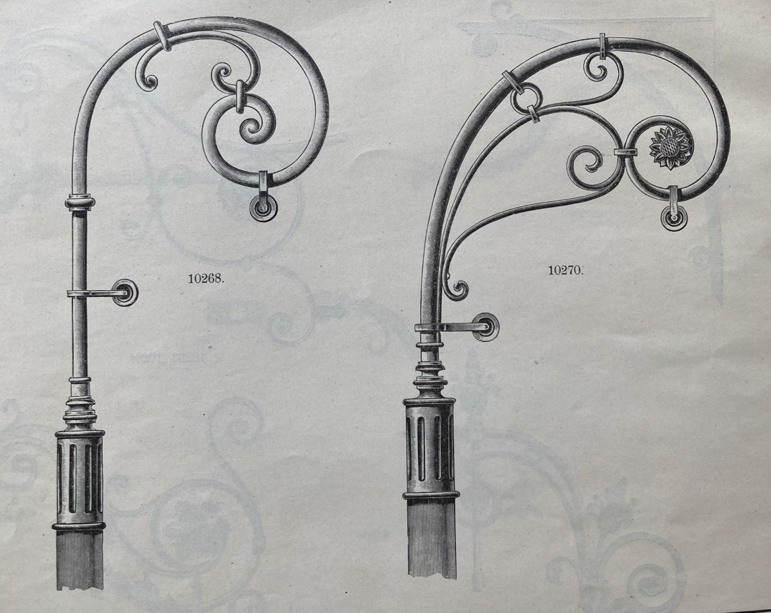 Tradiční podoba stožárů veřejného osvětlení, tzv. berly, vznikla kolem roku 1900 pro zavěšení prvních elektrických obloukových lamp. Tento design přetrval až do 70. let se žárovkovými světly.