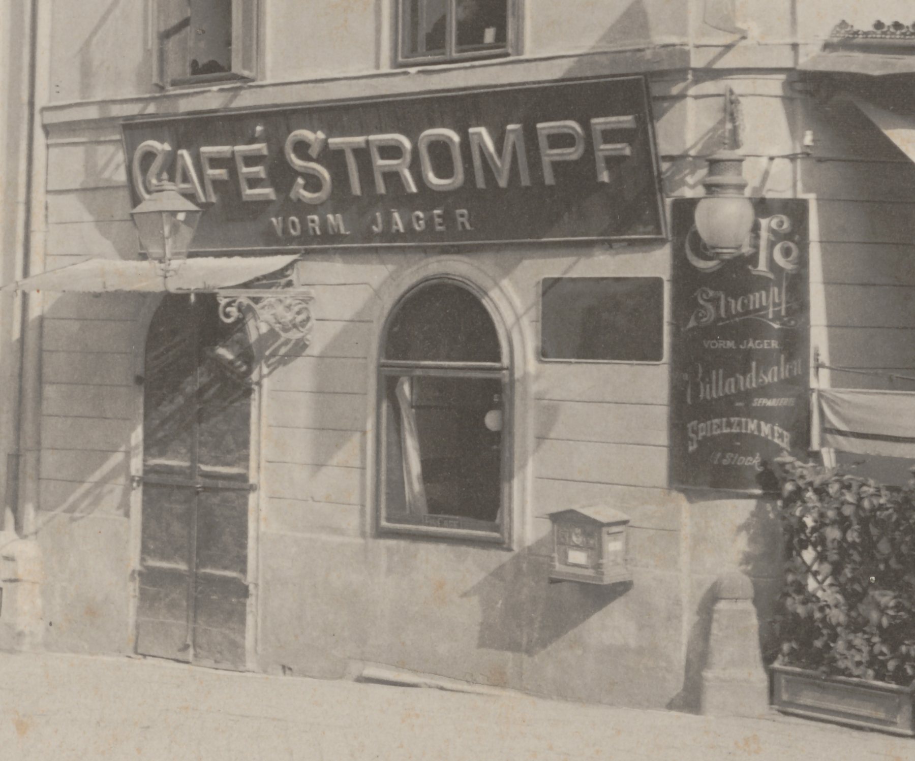 Jeden z příkladů, kdy současně sloužilo plynové i elektrické osvětlení – dolní část Zelného trhu kolem roku 1905. Dnes je v těchto místech Cosmopolis Café.