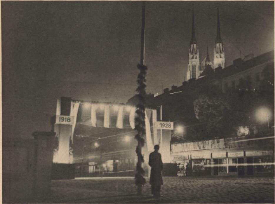 U příležitosti konání Výstavy soudobé kultury v Československu bylo v Brně v roce 1928 instalováno vůbec první slavnostní elektrické osvětlení.