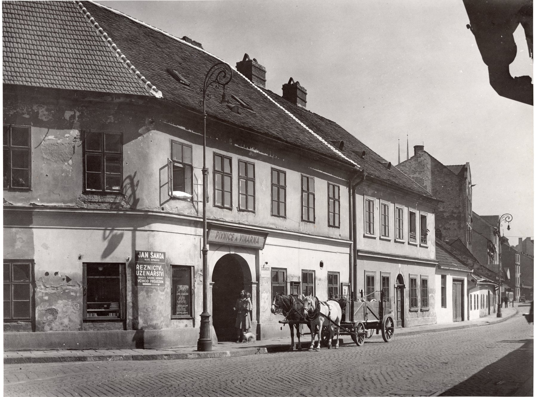 Veřejné osvětlení se žárovkovými svítidly na Nových sadech ve 40. letech.