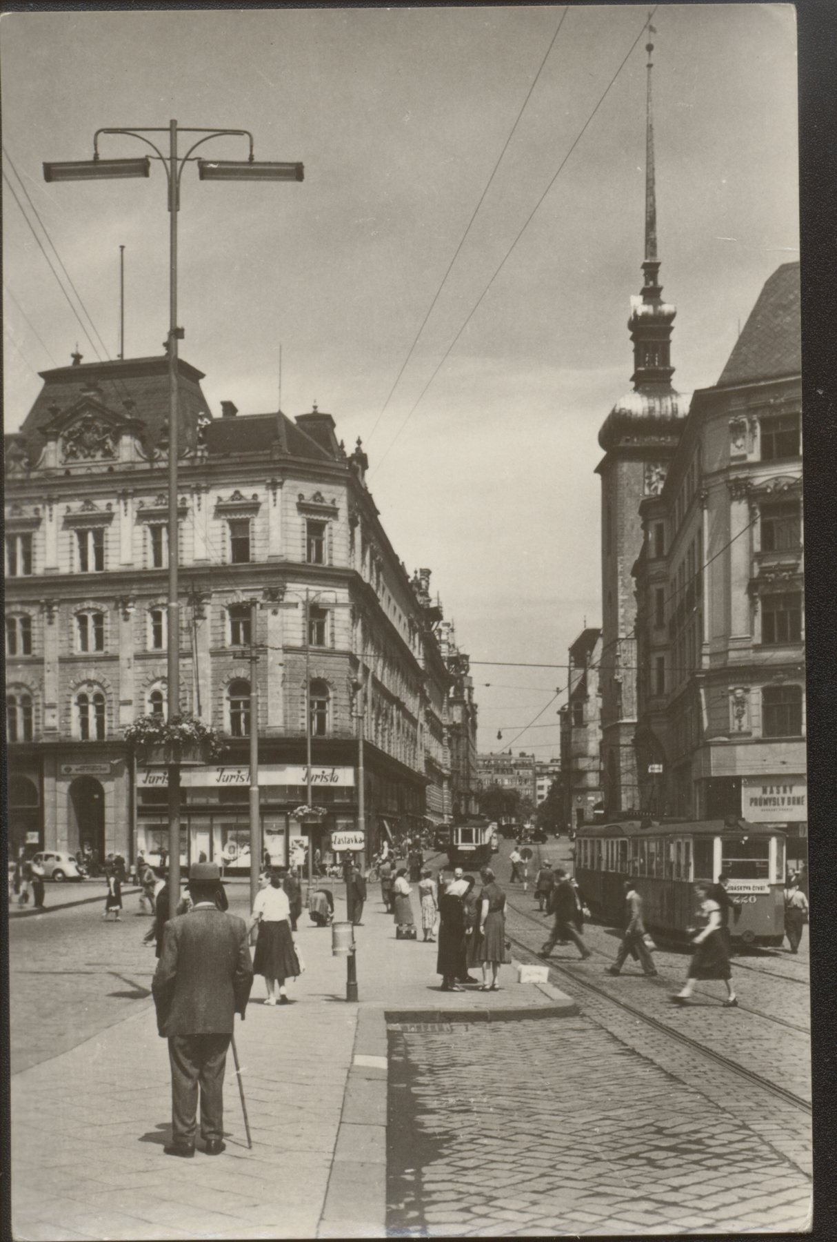 V roce 1951 Brno jako první město nejen v republice, ale i v evropských zemích tzv. sovětského bloku uvedlo do zkušebního provozu zářivková svítidla. Po Malinovském náměstí byla v roce 1952 instalována i na náměstí Svobody.