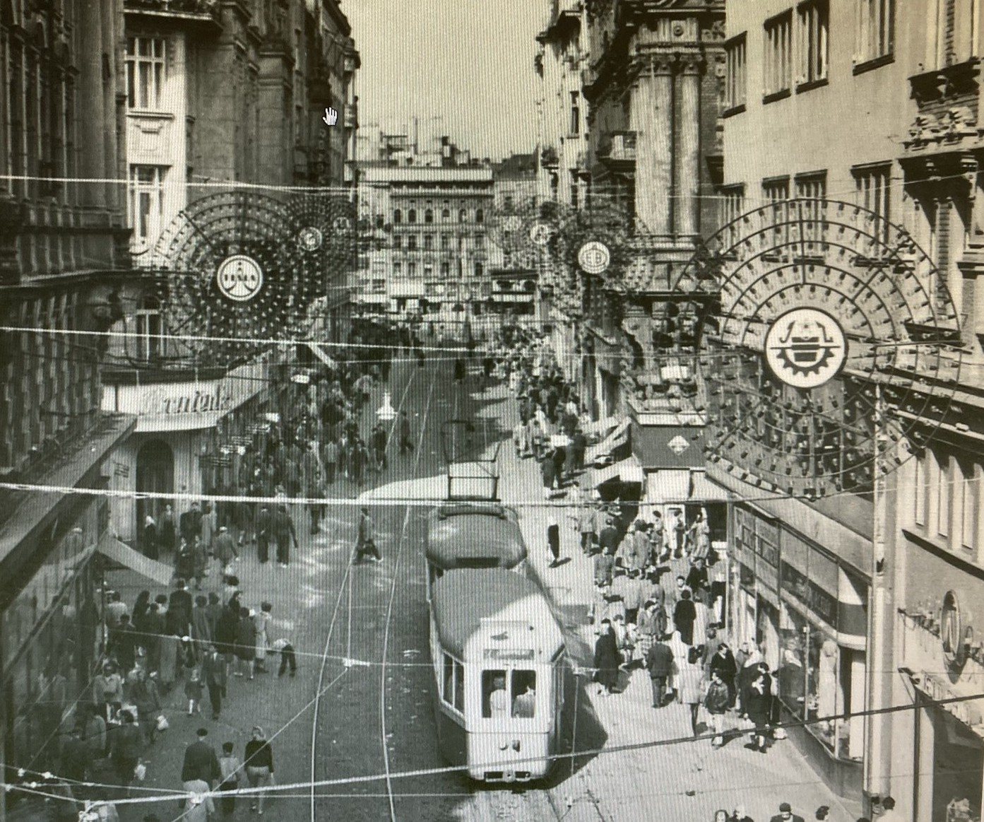 V roce 1959 bylo v Brně instalováno první uliční slavnostní osvětlení, a to u příležitosti konání prvního Mezinárodního strojírenského veletrhu.