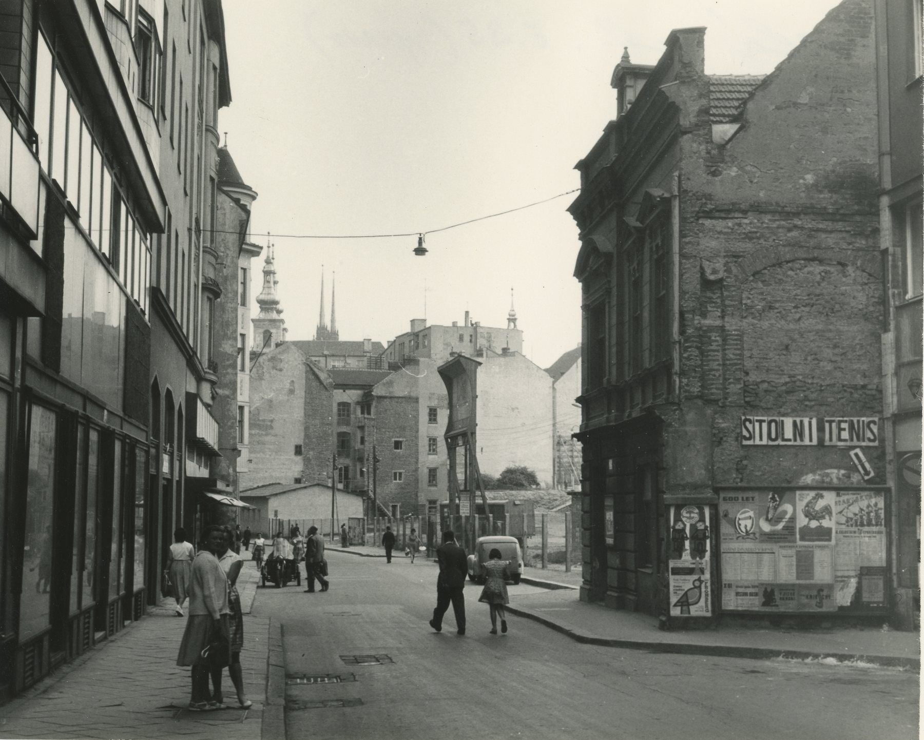 Závěsné žárovkové osvětlení ulice Veselá v roce 1960.