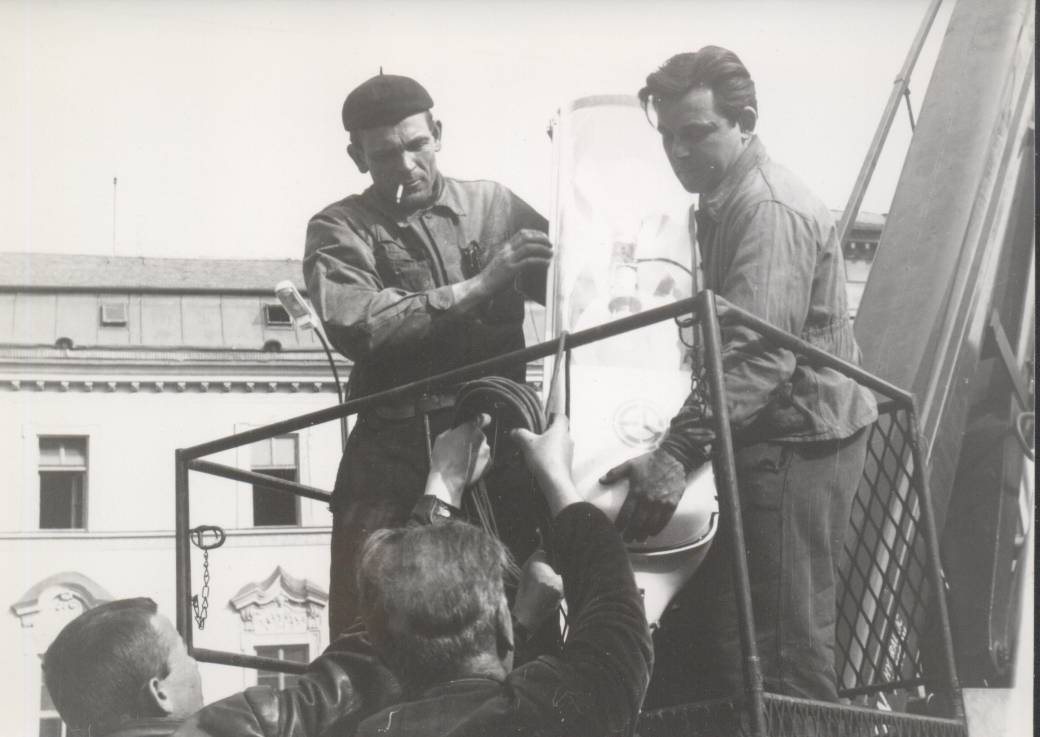 Momentka z montáže výbojkového osvětlení na náměstí Svobody v roce 1966.